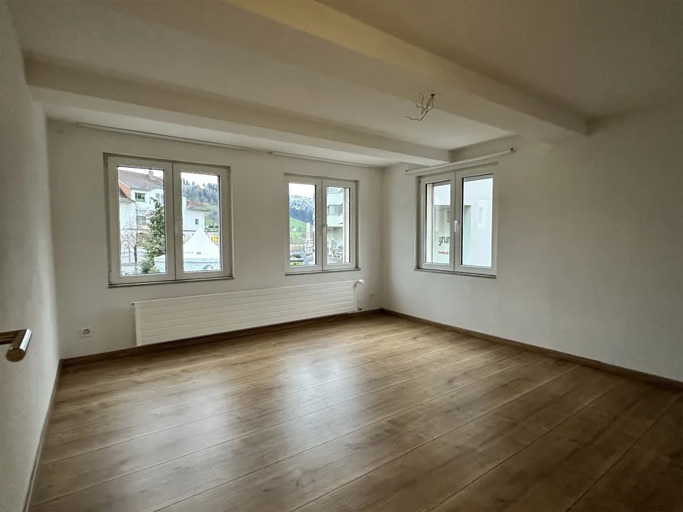 Wunderschöne 3.5 Zim. Whg mit Balkon 1. OG
