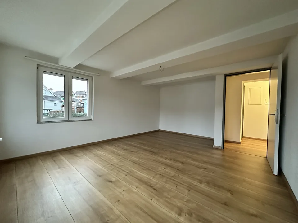 Wunderschöne 3.5 Zim. Whg mit Balkon 1. OG