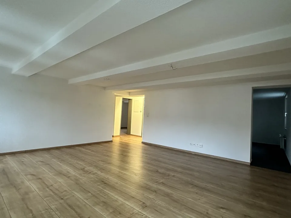 Wunderschöne 3.5 Zim. Whg mit Balkon 1. OG