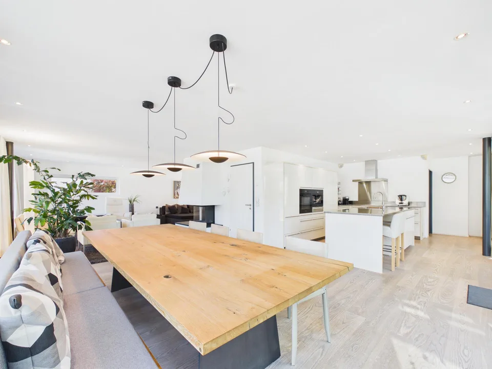 Plus de 1'000 m² d'espace ouvert – maison unifamiliale, jardin et beaucoup d'intimité au bord du village