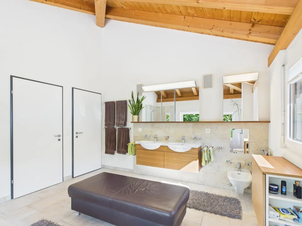 Plus de 1'000 m² d'espace ouvert – maison unifamiliale, jardin et beaucoup d'intimité au bord du village
