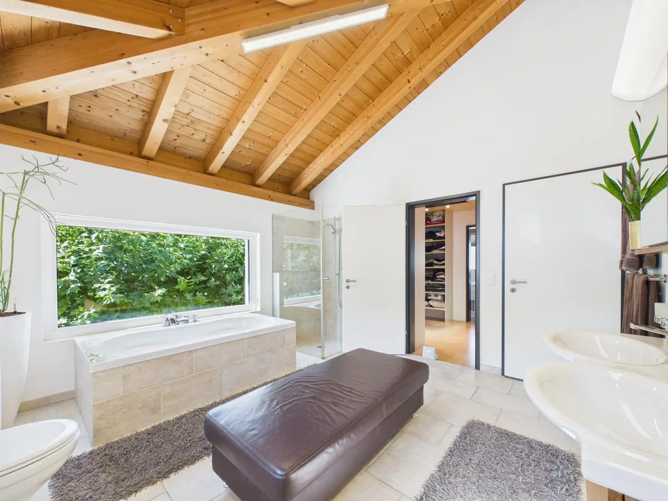 Plus de 1'000 m² d'espace ouvert – maison unifamiliale, jardin et beaucoup d'intimité au bord du village