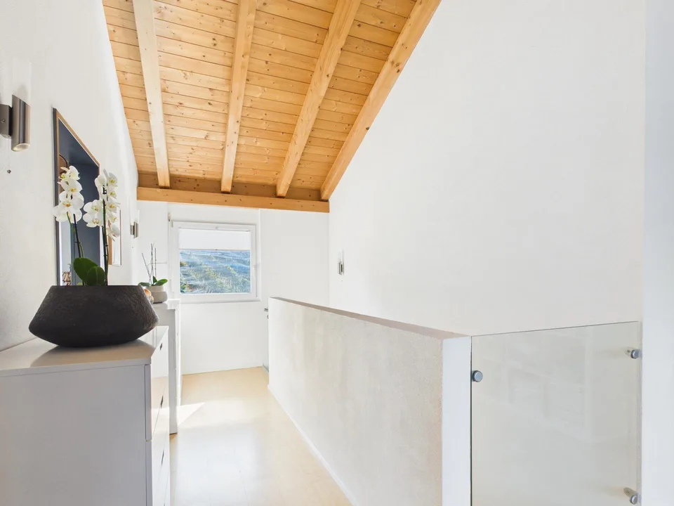Plus de 1'000 m² d'espace ouvert – maison unifamiliale, jardin et beaucoup d'intimité au bord du village