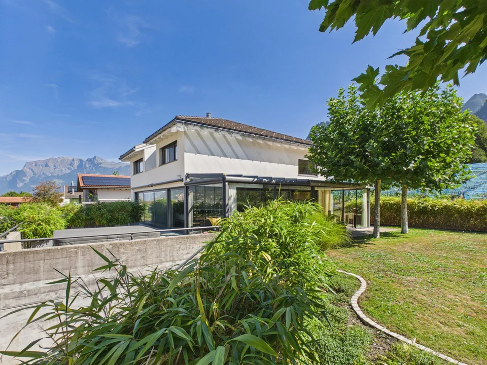 Plus de 1'000 m² d'espace ouvert – maison unifamiliale, jardin et beaucoup d'intimité au bord du village