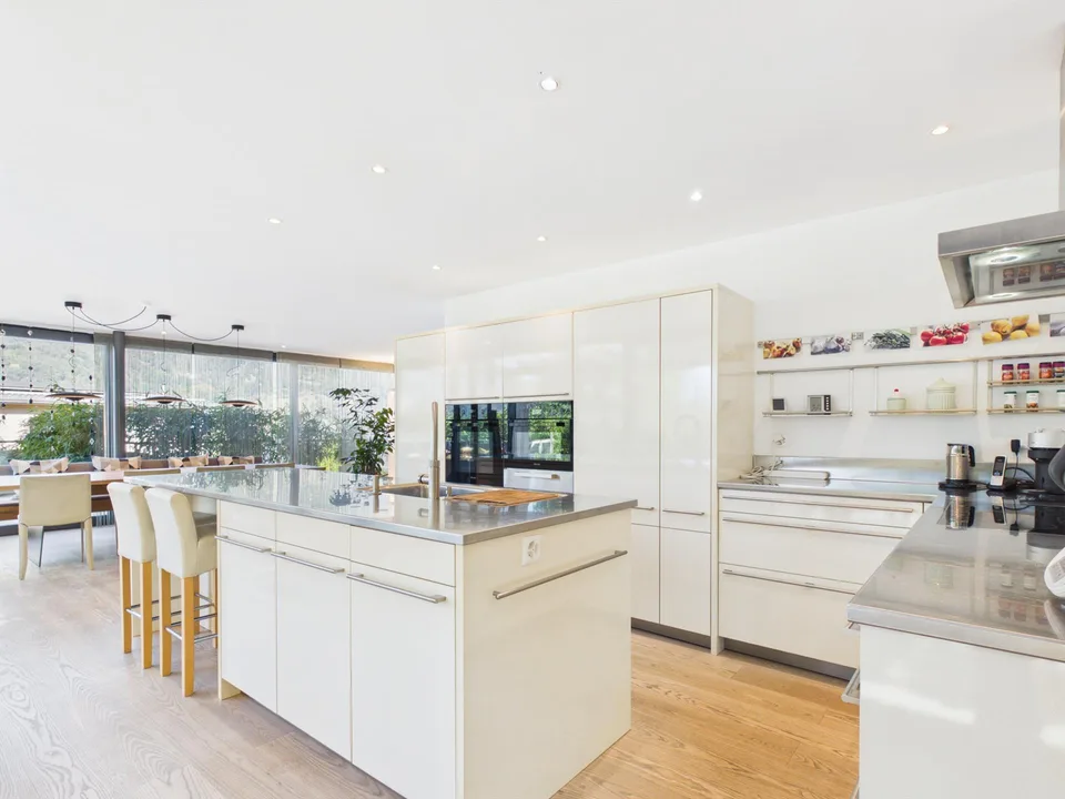 Plus de 1'000 m² d'espace ouvert – maison unifamiliale, jardin et beaucoup d'intimité au bord du village