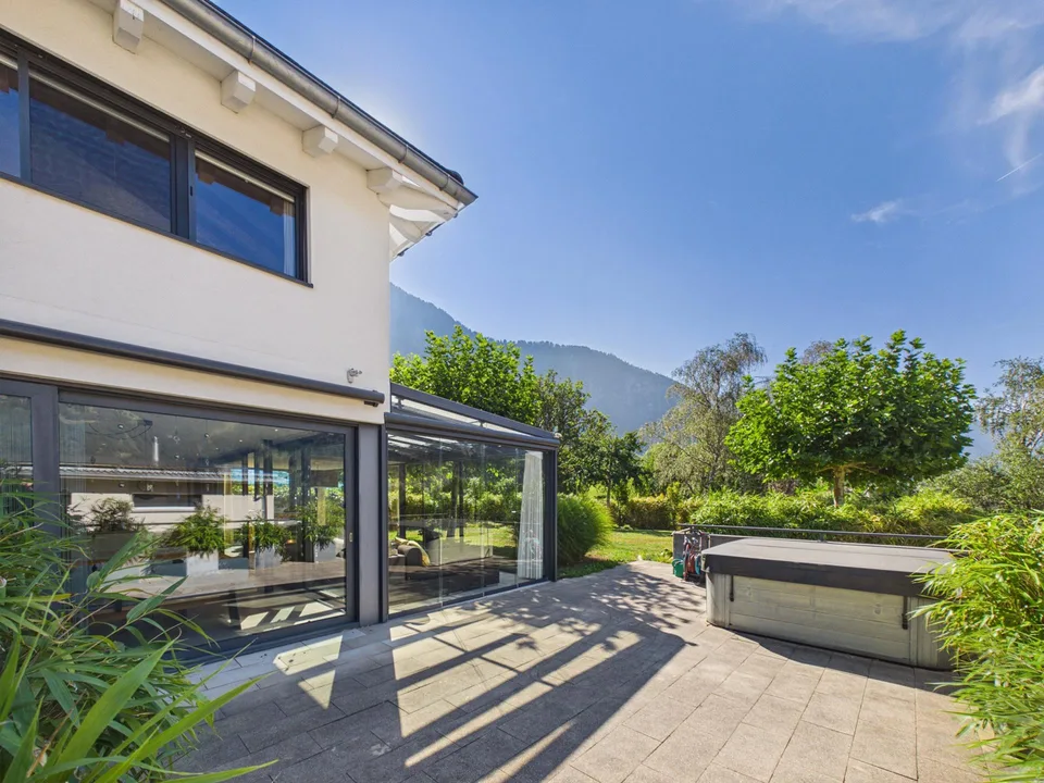 Plus de 1'000 m² d'espace ouvert – maison unifamiliale, jardin et beaucoup d'intimité au bord du village