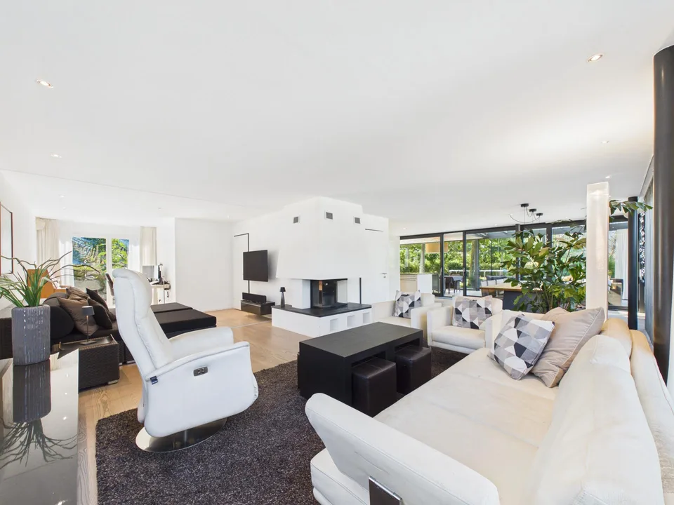 Plus de 1'000 m² d'espace ouvert – maison unifamiliale, jardin et beaucoup d'intimité au bord du village