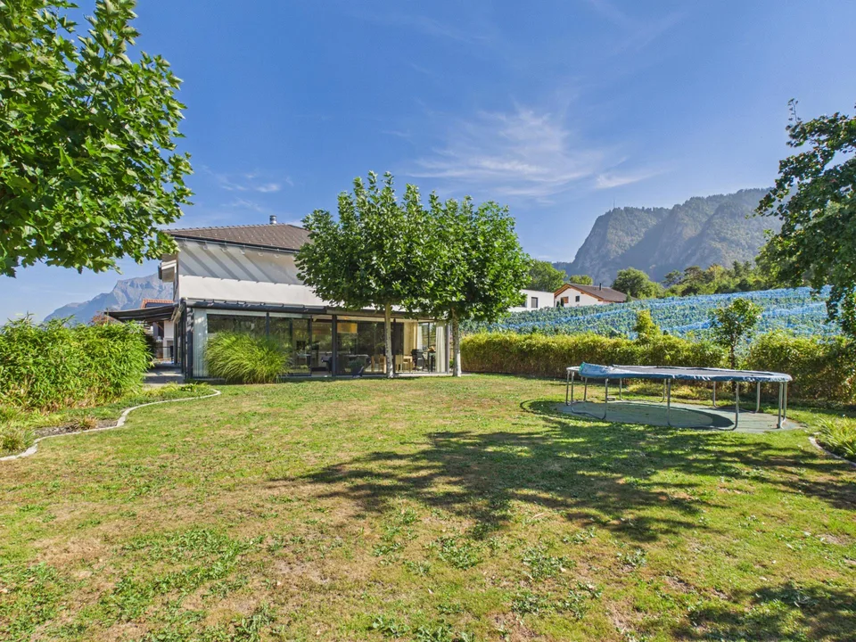 Plus de 1'000 m² d'espace ouvert – maison unifamiliale, jardin et beaucoup d'intimité au bord du village