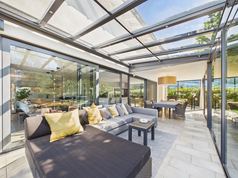 Plus de 1'000 m² d'espace ouvert – maison unifamiliale, jardin et beaucoup d'intimité au bord du village
