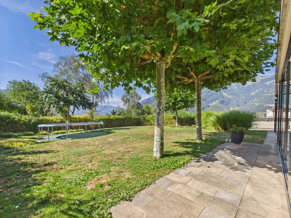Plus de 1'000 m² d'espace ouvert – maison unifamiliale, jardin et beaucoup d'intimité au bord du village