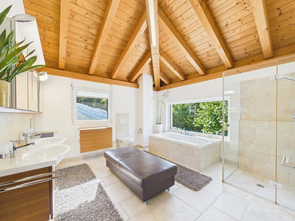 Plus de 1'000 m² d'espace ouvert – maison unifamiliale, jardin et beaucoup d'intimité au bord du village