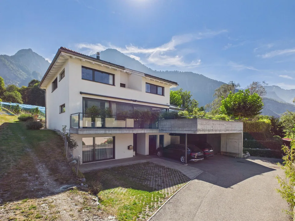 Plus de 1'000 m² d'espace ouvert – maison unifamiliale, jardin et beaucoup d'intimité au bord du village