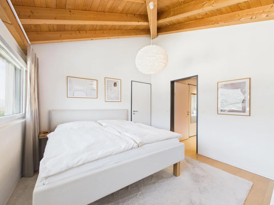 Plus de 1'000 m² d'espace ouvert – maison unifamiliale, jardin et beaucoup d'intimité au bord du village