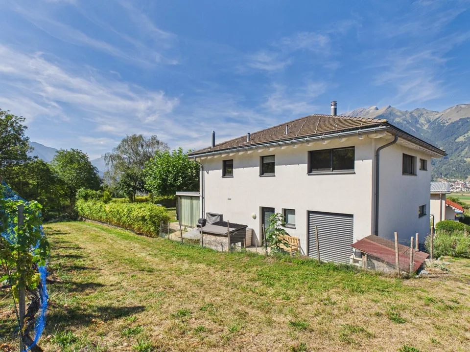 Plus de 1'000 m² d'espace ouvert – maison unifamiliale, jardin et beaucoup d'intimité au bord du village