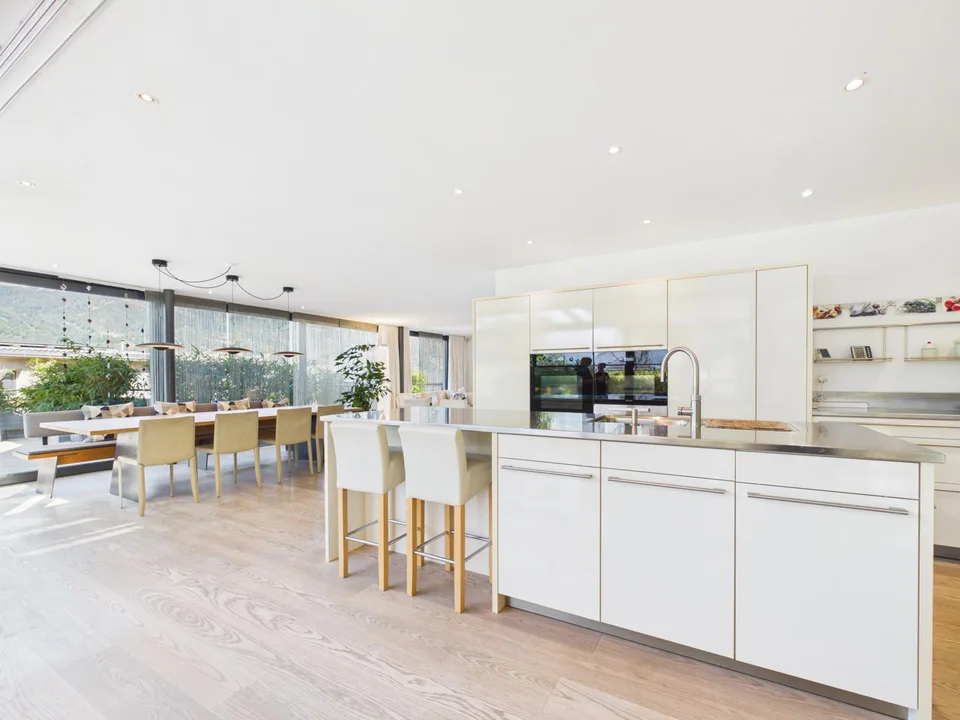 Plus de 1'000 m² d'espace ouvert – maison unifamiliale, jardin et beaucoup d'intimité au bord du village