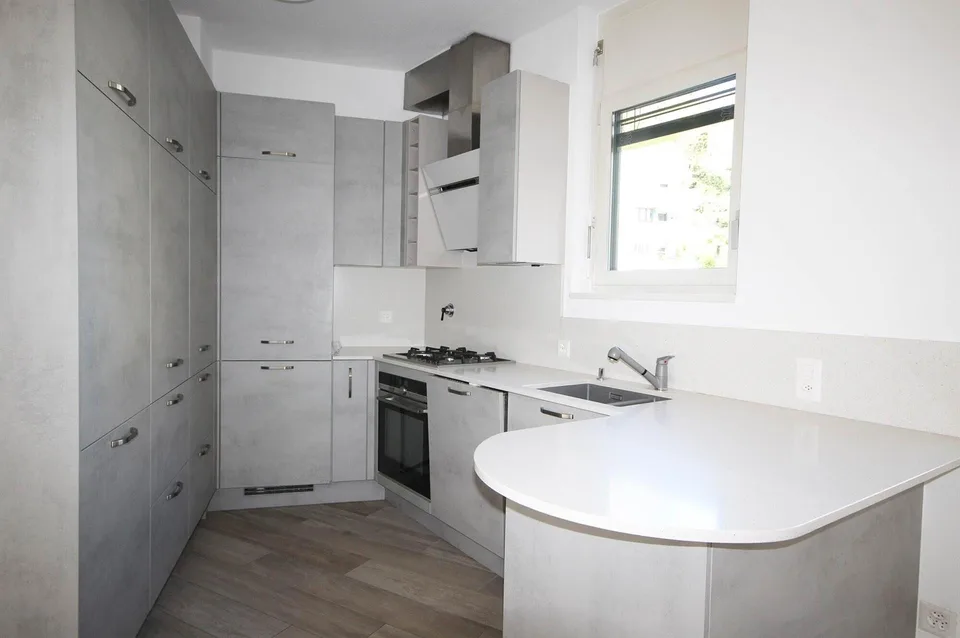 Spacious and bright 3.5-room apartment with 2 parking spaces in Lugano Loreto