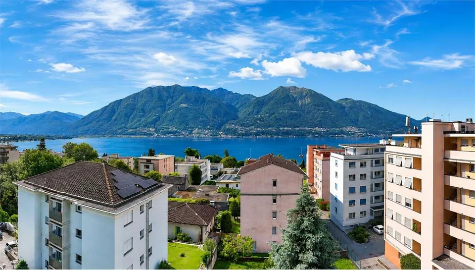 Luminoso attico di 4.5 locali con vista lago a Minusio