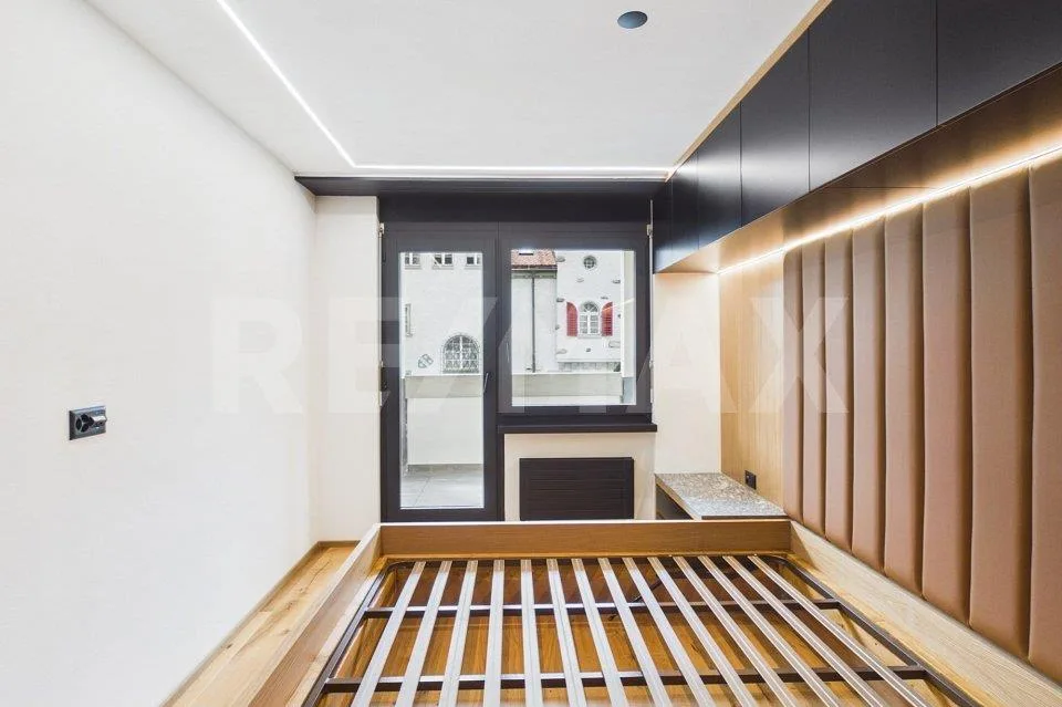 Alpiner Wohntraum: Stilvoll renovierte 2.5-Zimmerwohnung mit Balkon