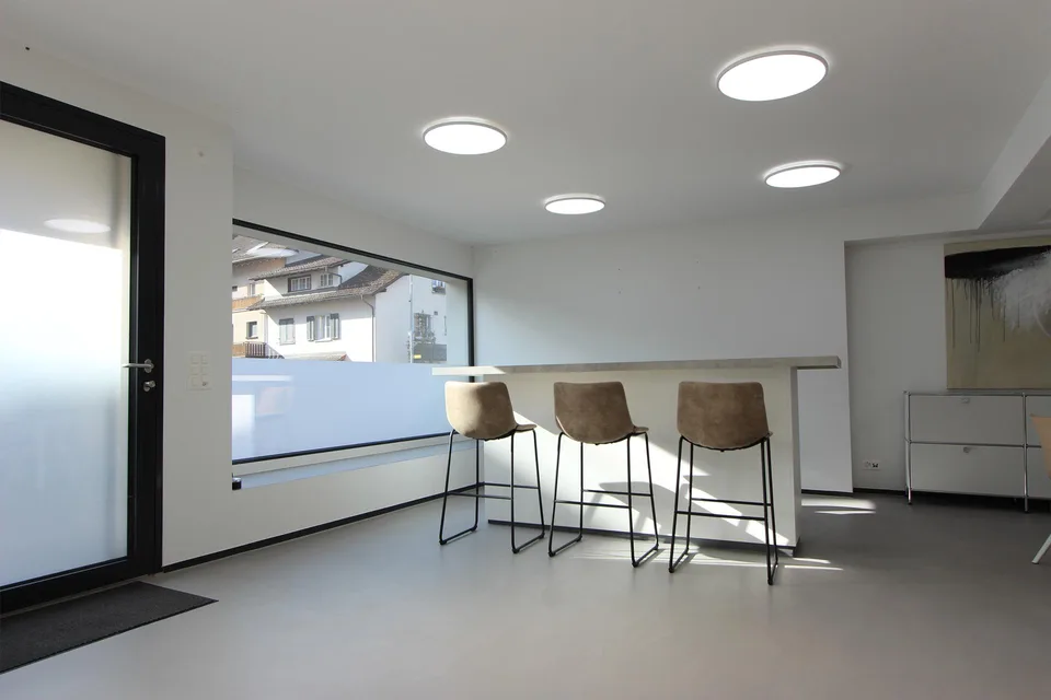Modernes, helles Büro mit grossen Schaufenstern