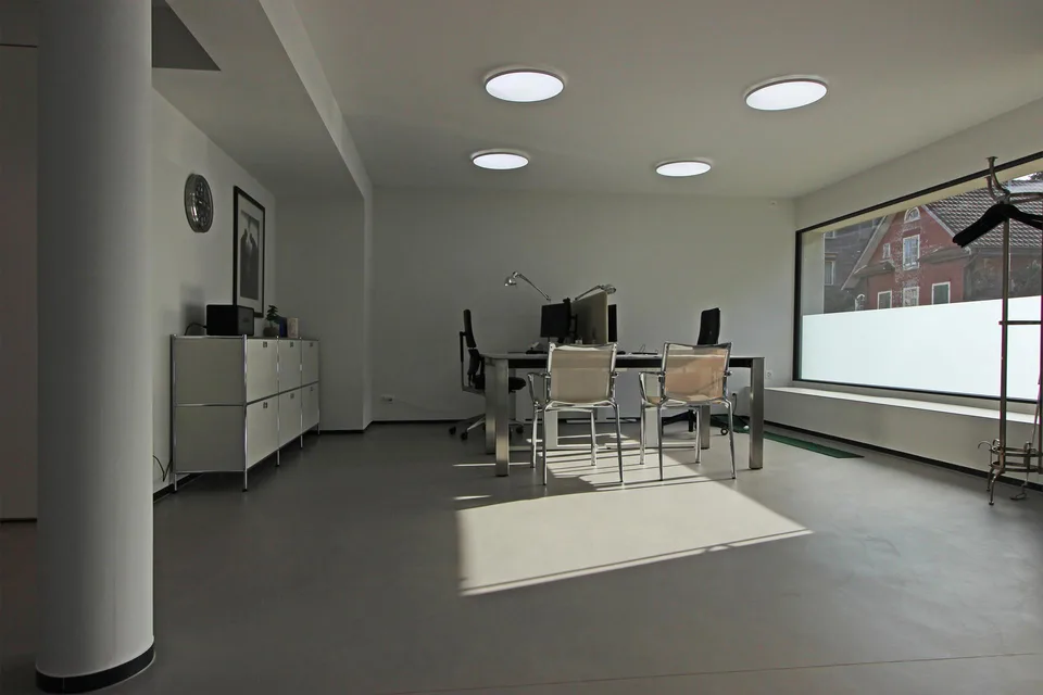Modernes, helles Büro mit grossen Schaufenstern