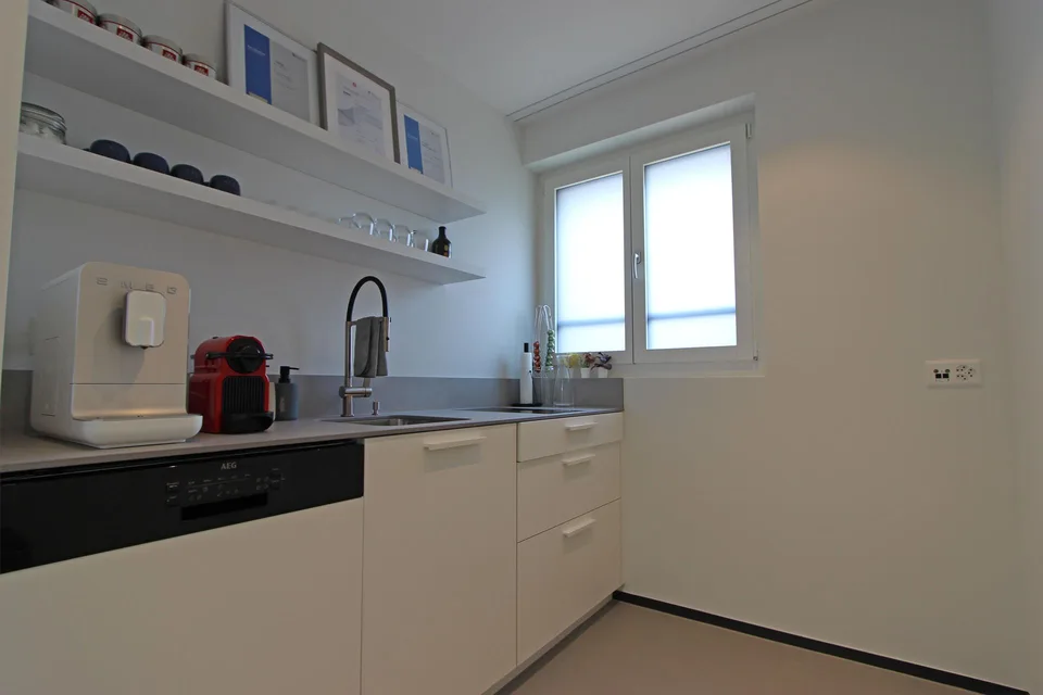 Modernes, helles Büro mit grossen Schaufenstern