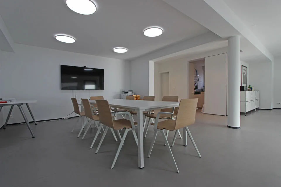 Modernes, helles Büro mit grossen Schaufenstern