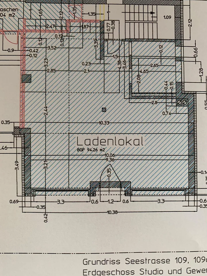 Modernes, helles Büro mit grossen Schaufenstern