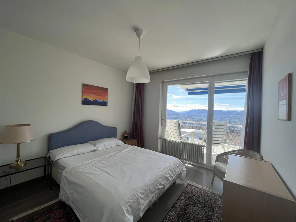 Zweieinhalb-Zimmer-Wohnung mit Möbeln und Seeblick mit Pool in Aldesago