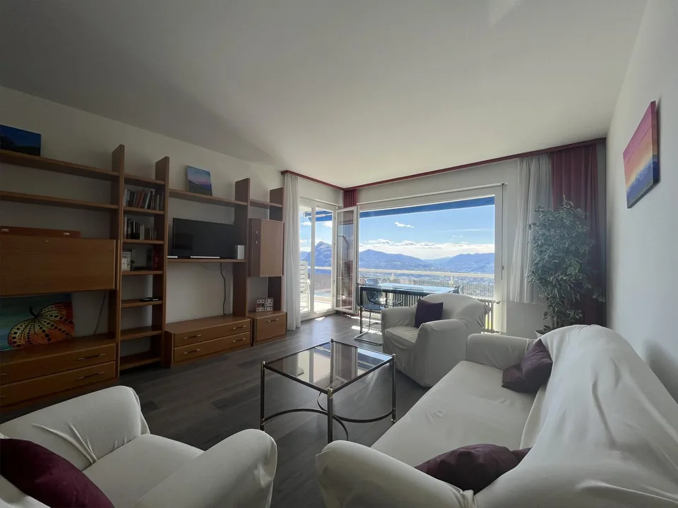 Zweieinhalb-Zimmer-Wohnung mit Möbeln und Seeblick mit Pool in Aldesago