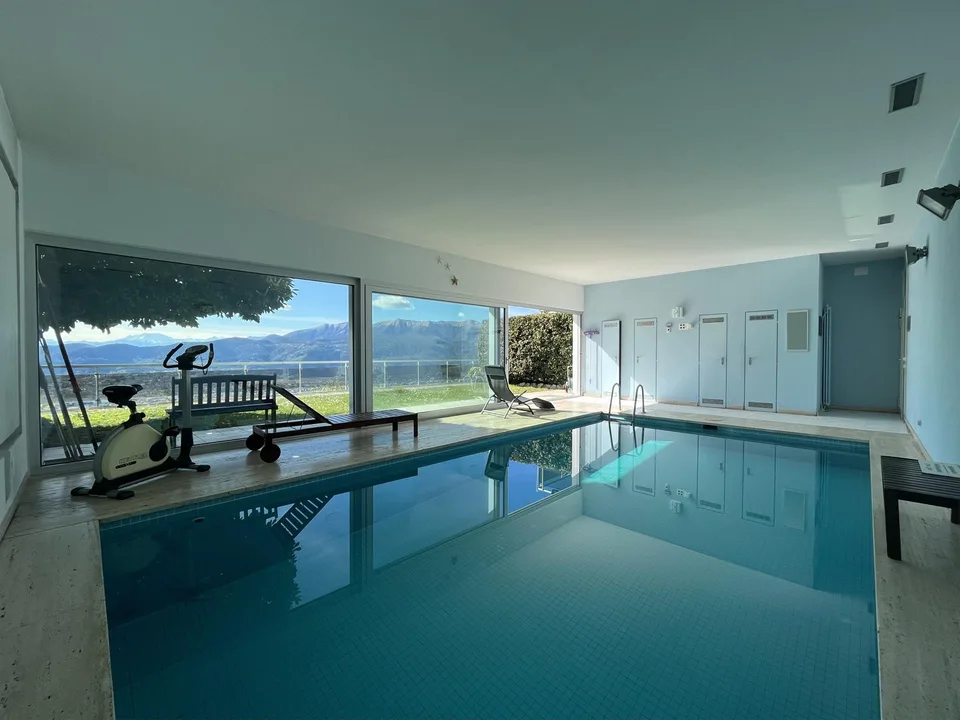 Zweieinhalb-Zimmer-Wohnung mit Möbeln und Seeblick mit Pool in Aldesago