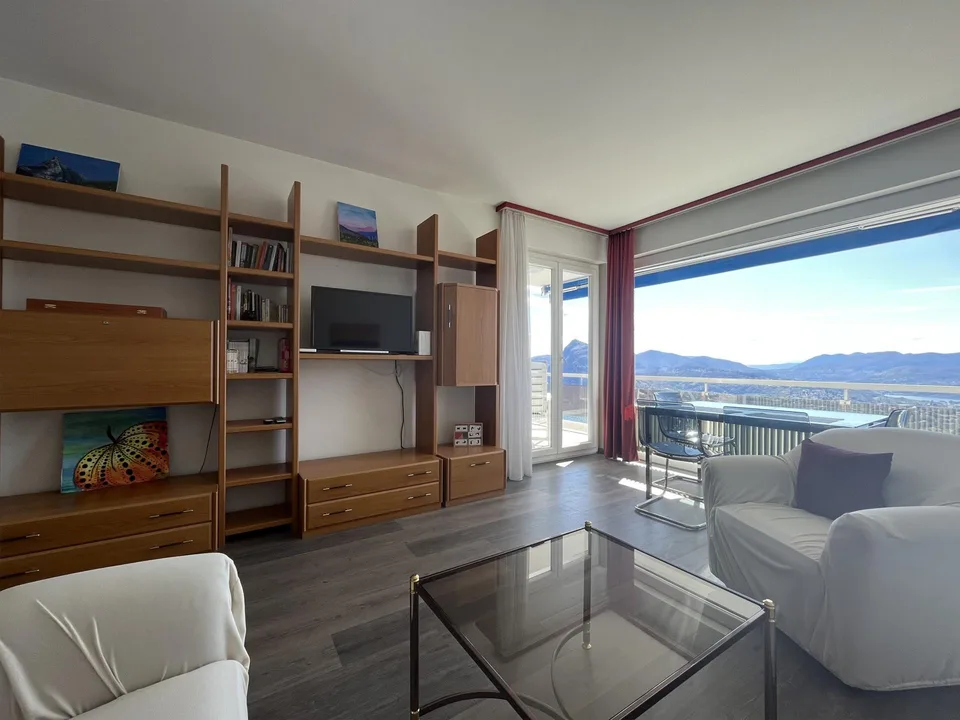 Zweieinhalb-Zimmer-Wohnung mit Möbeln und Seeblick mit Pool in Aldesago