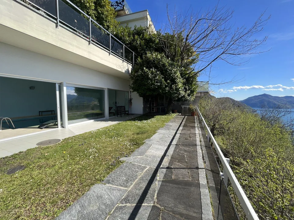Zweieinhalb-Zimmer-Wohnung mit Möbeln und Seeblick mit Pool in Aldesago