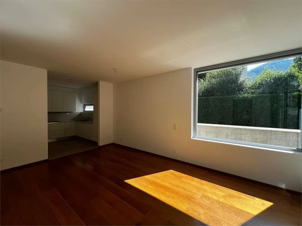 Rif. 2703 Lugano zur Miete grosszügiges 2.5-Zimmer-Wohnung mit privatem Garten