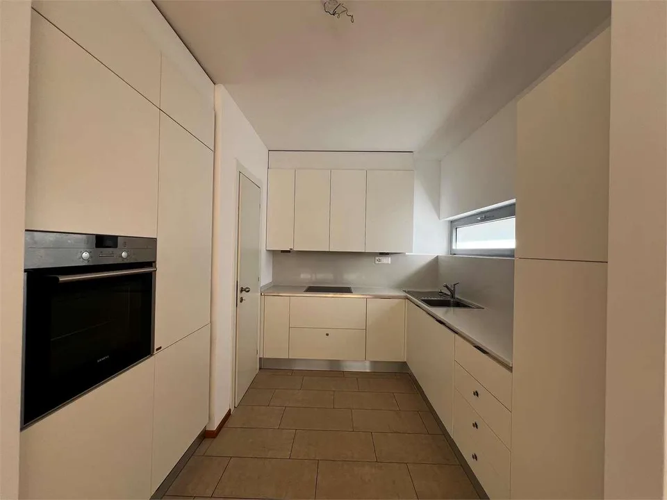 Rif. 2703 Lugano zur Miete grosszügiges 2.5-Zimmer-Wohnung mit privatem Garten
