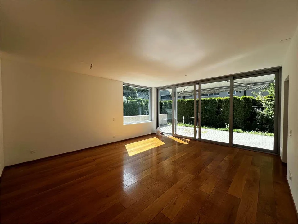 Rif. 2703 Lugano zur Miete grosszügiges 2.5-Zimmer-Wohnung mit privatem Garten