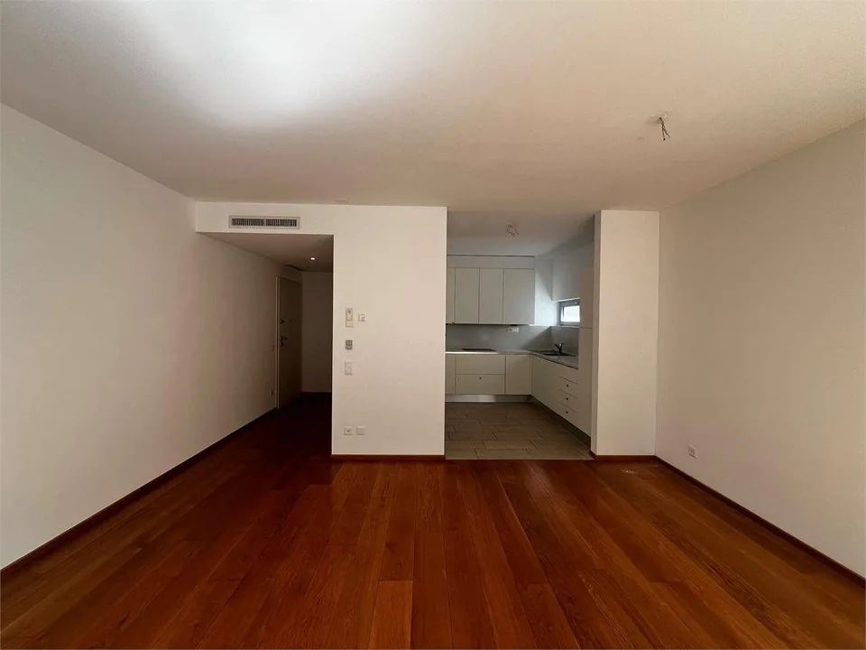 Rif. 2703 Lugano zur Miete grosszügiges 2.5-Zimmer-Wohnung mit privatem Garten