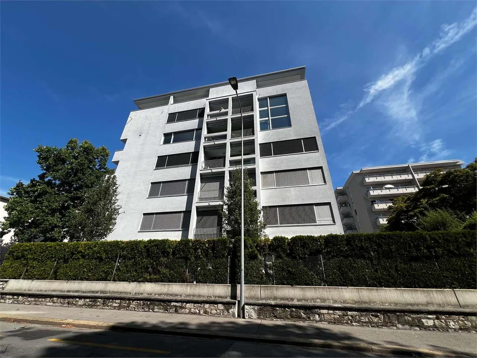 Rif. 2703 Lugano zur Miete grosszügiges 2.5-Zimmer-Wohnung mit privatem Garten