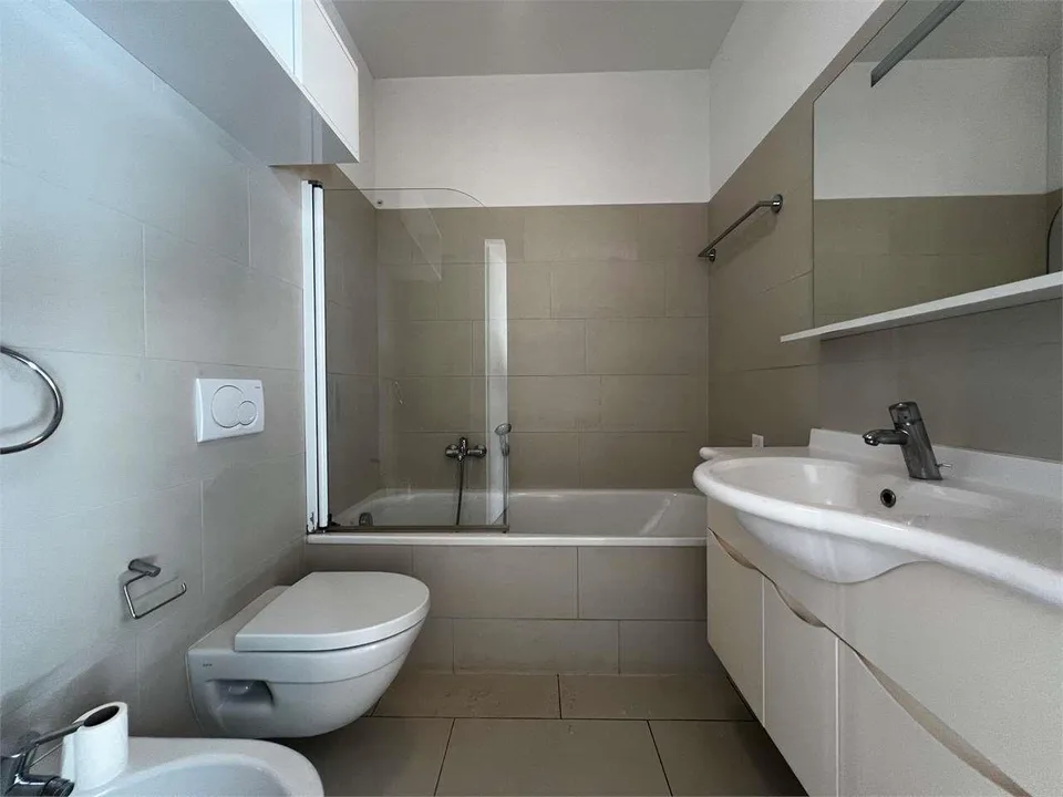 Rif. 2703 Lugano zur Miete grosszügiges 2.5-Zimmer-Wohnung mit privatem Garten