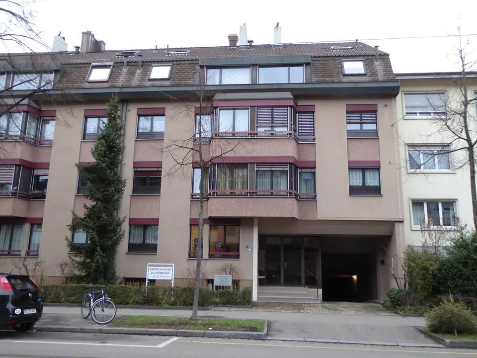 Einstellhallenplatz an der Neuweilerstrasse zu vermieten