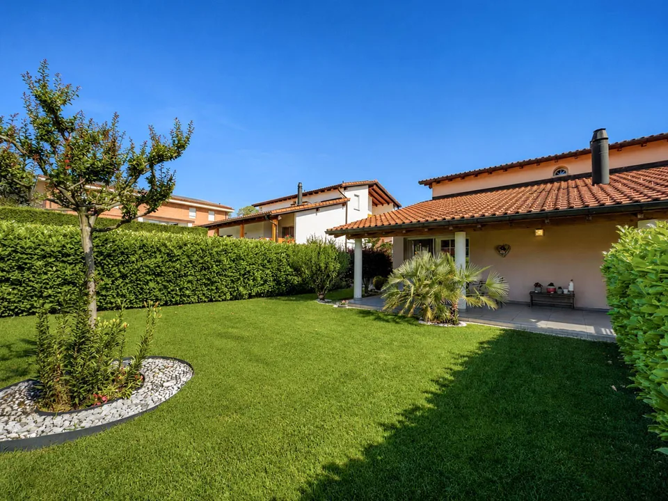 Casa unifamiliare con giardino a Stabio