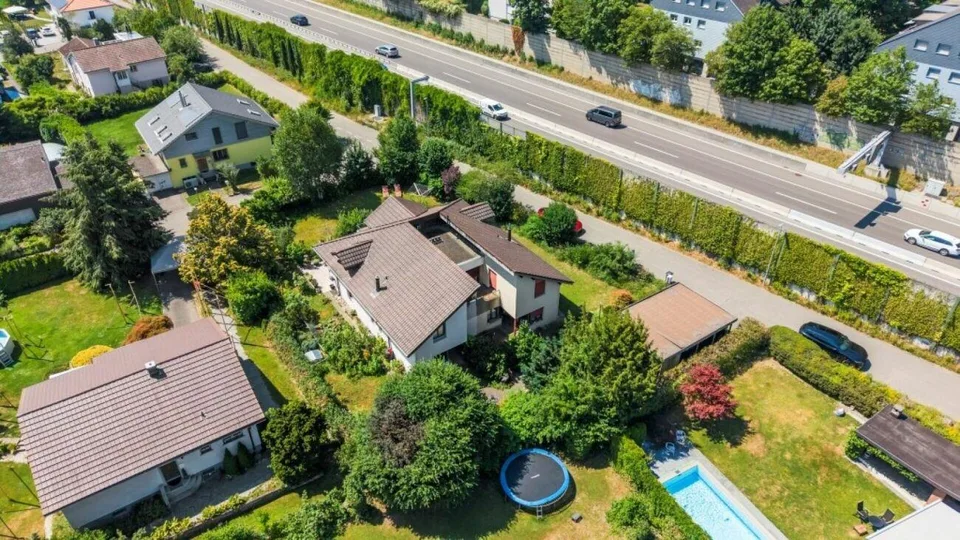 Doppeleinfamilienhaus mit grosser Rasenfläche