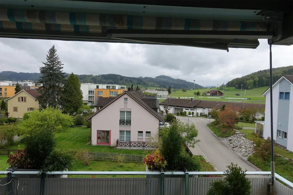 Schöne, grosse 4.5 Zimmerwohnung an ruhiger Lage mit Lift,