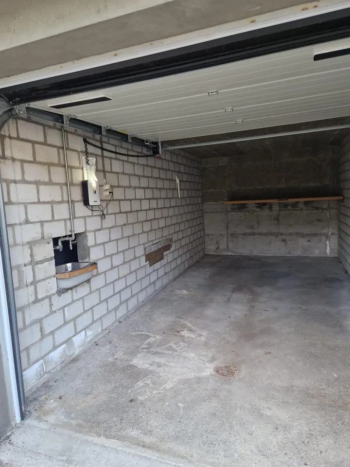 Einzel Garage mit automatischer Türe, Strom und Wasser