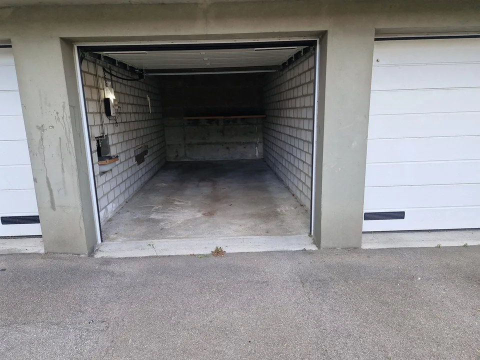 Einzel Garage mit automatischer Türe, Strom und Wasser
