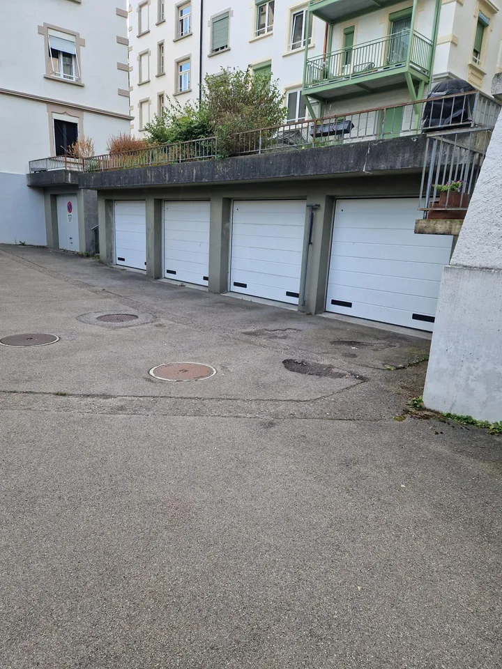 Einzel Garage mit automatischer Türe, Strom und Wasser