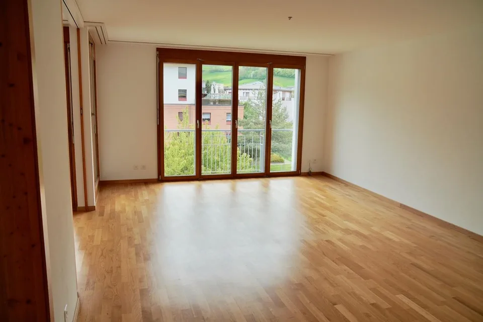 schöne und geräumige 4.5-Zimmerwohnung an zentraler Lage zu vermieten