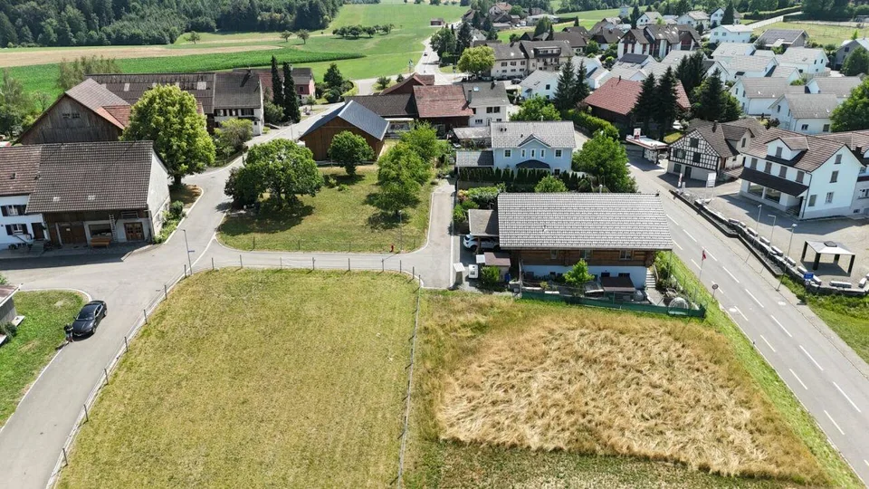 Neubau 5.5-Zi.-Doppeleinfamilienhaus an erhöhter Wohnlage mit Weits...