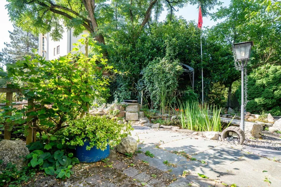 Charming 6.5-room detached house with great potential in the popular Deutweg district