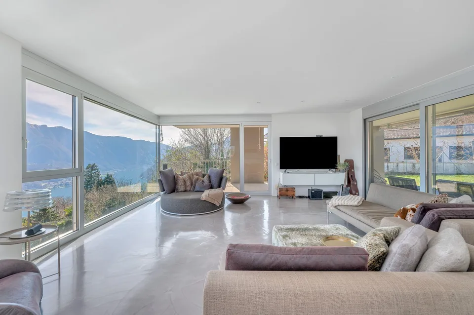 ESCLUSIVA VILLA DI DESIGN CON VISTA LAGO E PRIVACY ASSOLUTA