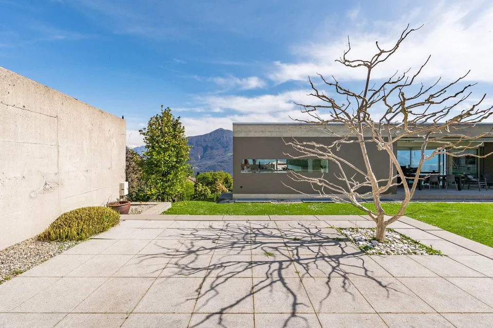 ESCLUSIVA VILLA DI DESIGN CON VISTA LAGO E PRIVACY ASSOLUTA